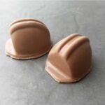 Not only for construction workers: for this customer we have created a praline form as a construction helmet. Praline as construction helmet